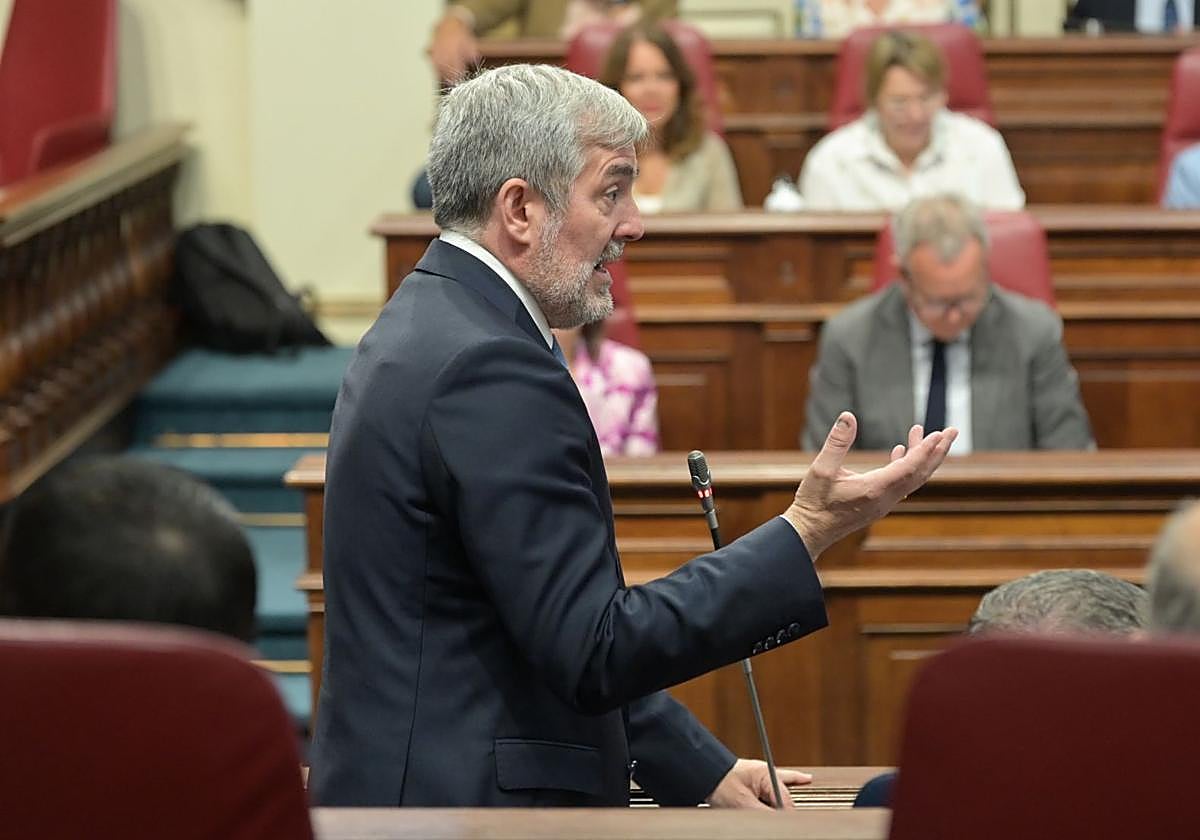 El presidente de Canarias, Fernando Clavijo, durante el pleno del Parlamento celebrado este martes.