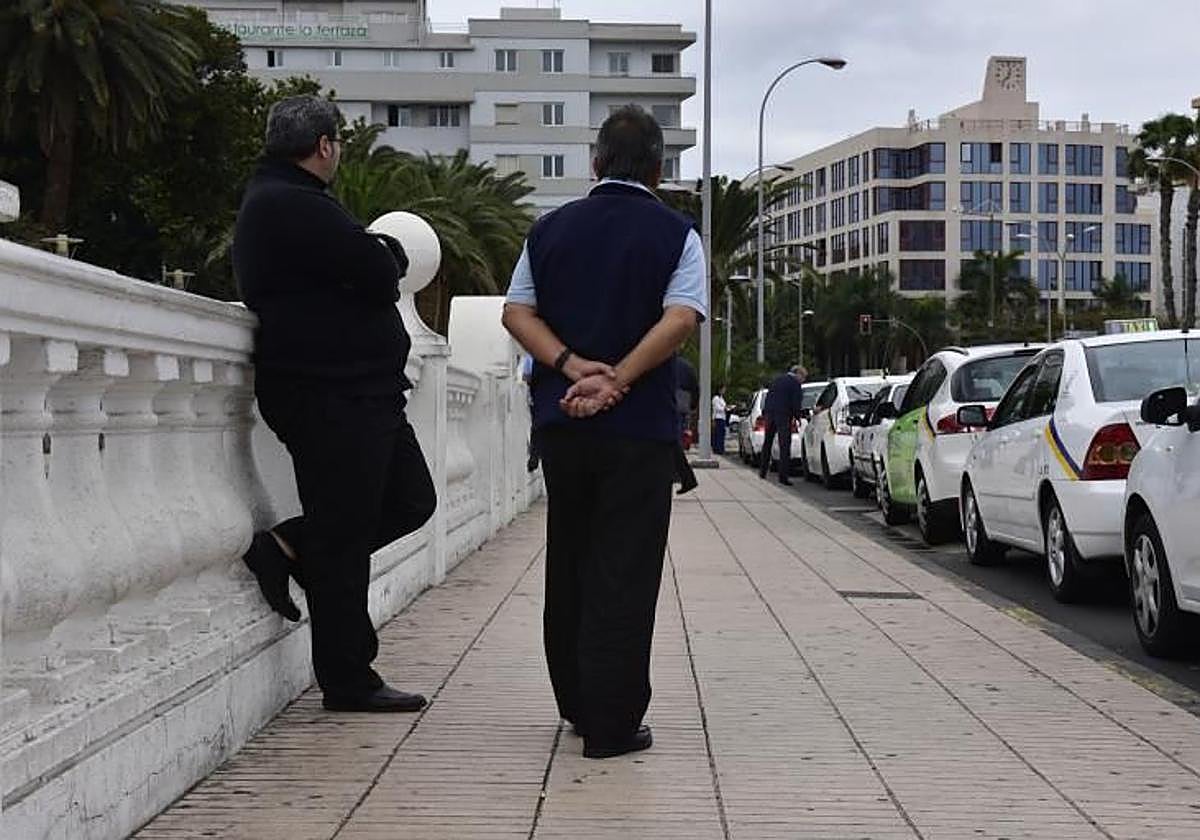 Cola de taxis en la parada del parque San Telmo de la capital grancanaria.