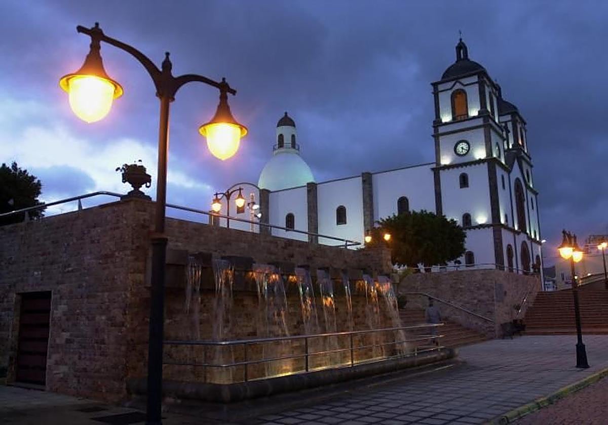 Imagen de archivo de la iluminación de la iglesia de La Candelaria.