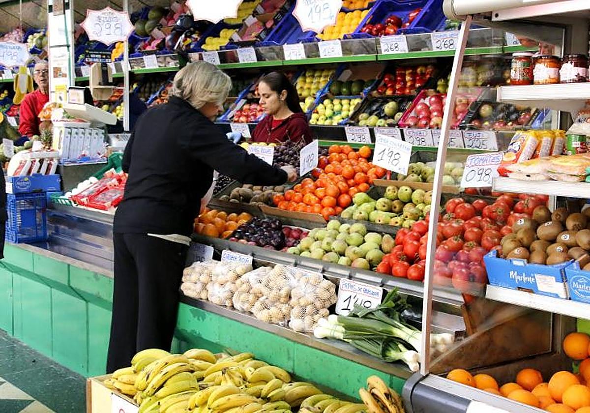 Imagen de archivo de un puesto de frutas y verduras del Mercado Central, en Las Palmas de Gran Canaria.