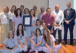 Las responsables de los tres servicios del Hospital General de Fuerteventura, con el certificado de AENOR.