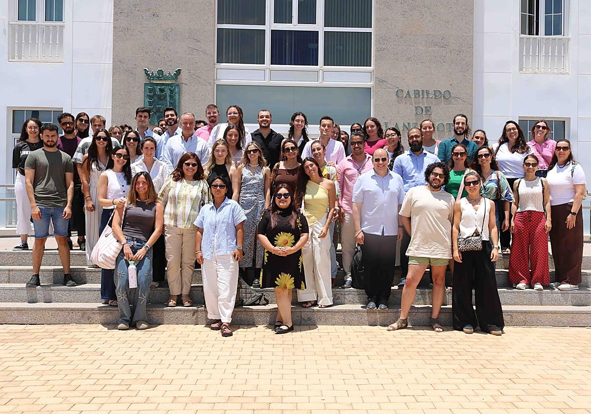 Profesinales sanitarios y autoridades, en el acto hecho en el Cabildo.