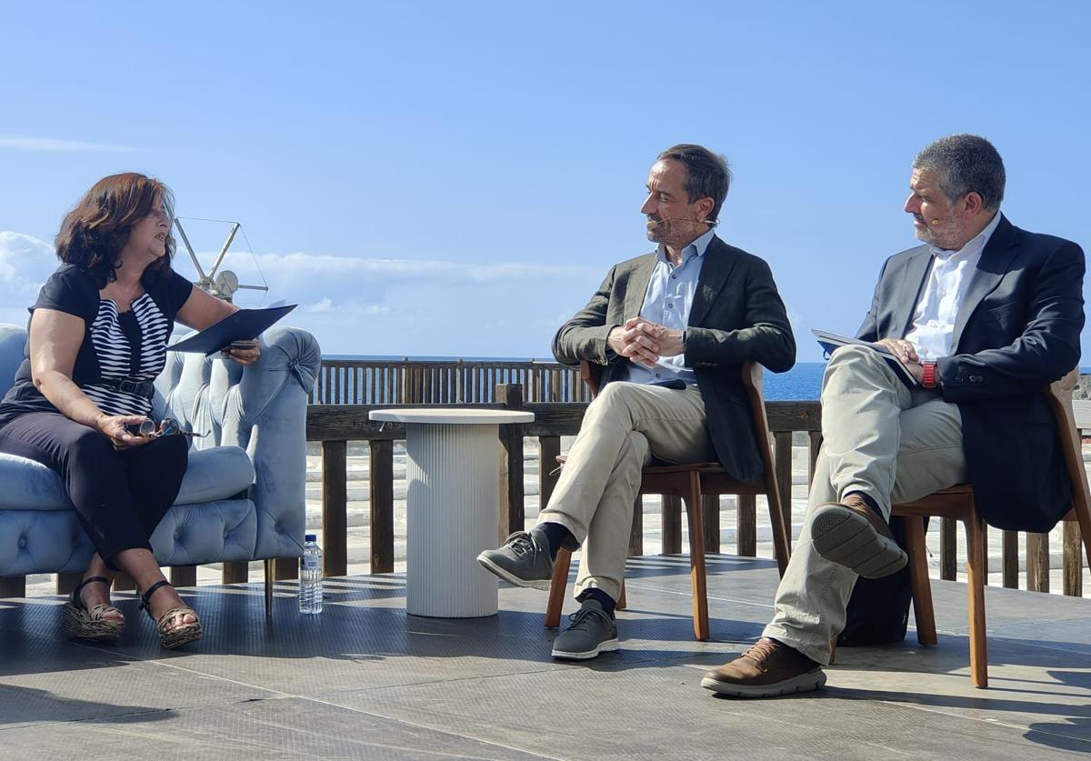 A la derecha, Carlos Lafoz, junto a Daniel Santiago Pérez Varela, director de infraestructuras en Canarias, Red Eléctrica de España, y Marta Cantero, moderadora del encuentro.