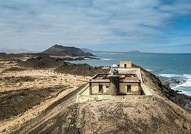 El faro de Martiño, en Lobos, con Fuerteventura al fondo.