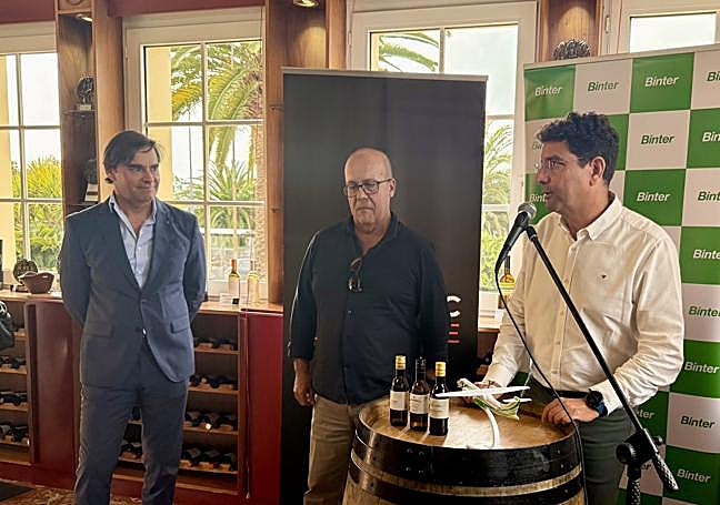 De izquierda a derecha, Miguel A. Suárez de Binter, Juan A. Alonso de GRM y Miguel A. Sánchez de Bodegas Insulares