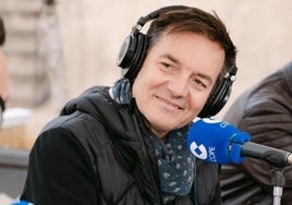 Imagen del locutor Roberto González grabando un exterior.