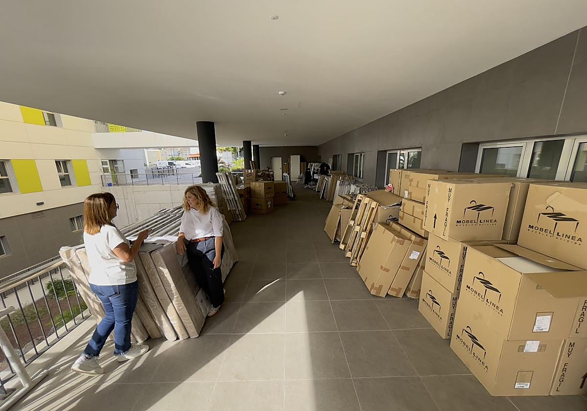 Isabel Mena junto a los muebles que han ido llegando al centro sociosanitario de Tamaraceite.