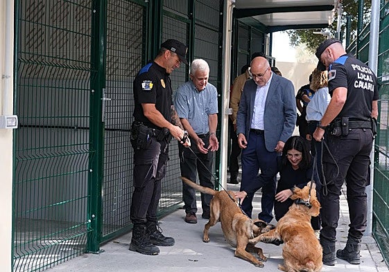 Carolina Darias saluda a los perros durante el acto de presentación de la sede de la Unidad de Policía Canina.