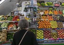 Puesto de frutas y verduras en el mercado de Altavista, en la capital grancanaria.