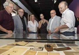 La exposición exhibe también libros, documentos y objetos de la saga Millares Sall.