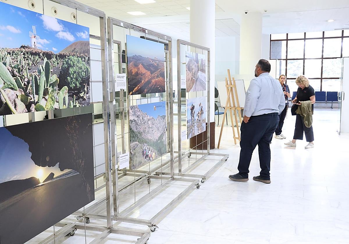 Consejero Samuel Martín, observando aspectos de la nueva muestra.