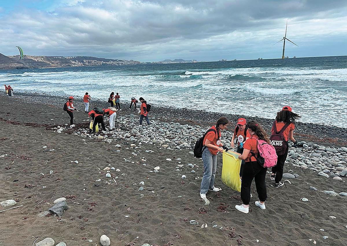 Imagen secundaria 1 - Cabildo de Gran Canaria se une a Mares Circulares para realizar una intervención en la Playa de Bocabarranco (Telde)