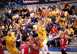 Jovan Kljajic deja la bandeja en el encuentro contra el Zaragoza.