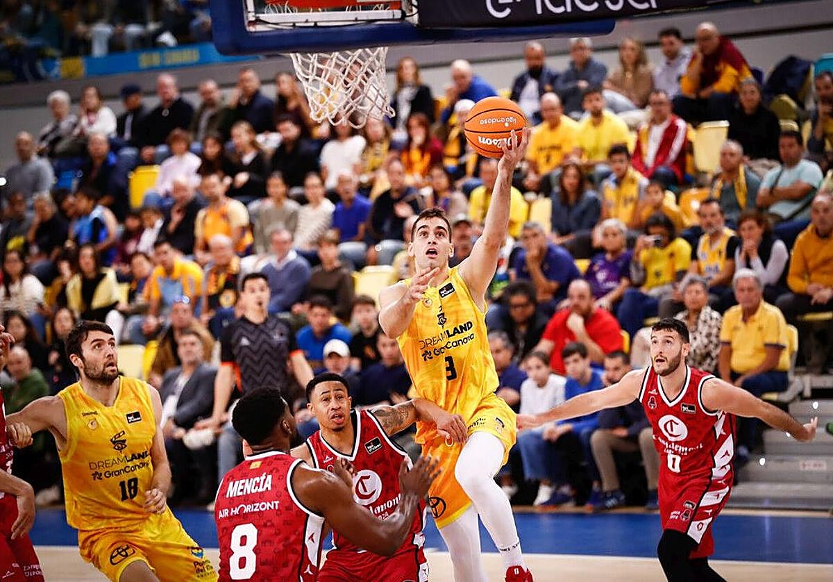 Jovan Kljajic deja la bandeja en el encuentro contra el Zaragoza.