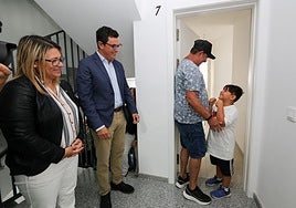 Kilian entrando a su nueva vivienda con su padre, junto a Pablo Rodríguez y Vanesa Martín.