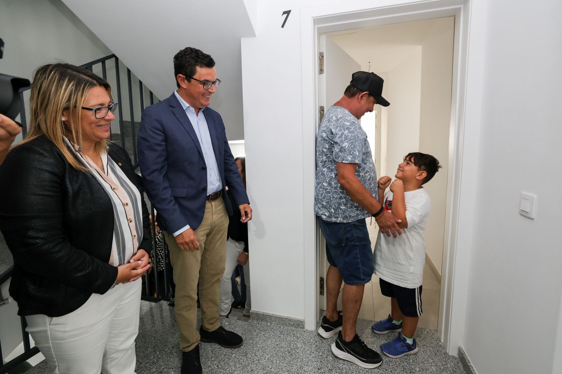 Kilian entrando a su nueva vivienda con su padre, junto a Pablo Rodríguez y Vanesa Martín.