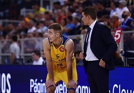 Jaka Lakovic da indicaciones a Ziga Samar en un lance de un partido en el Gran Canaria Arena