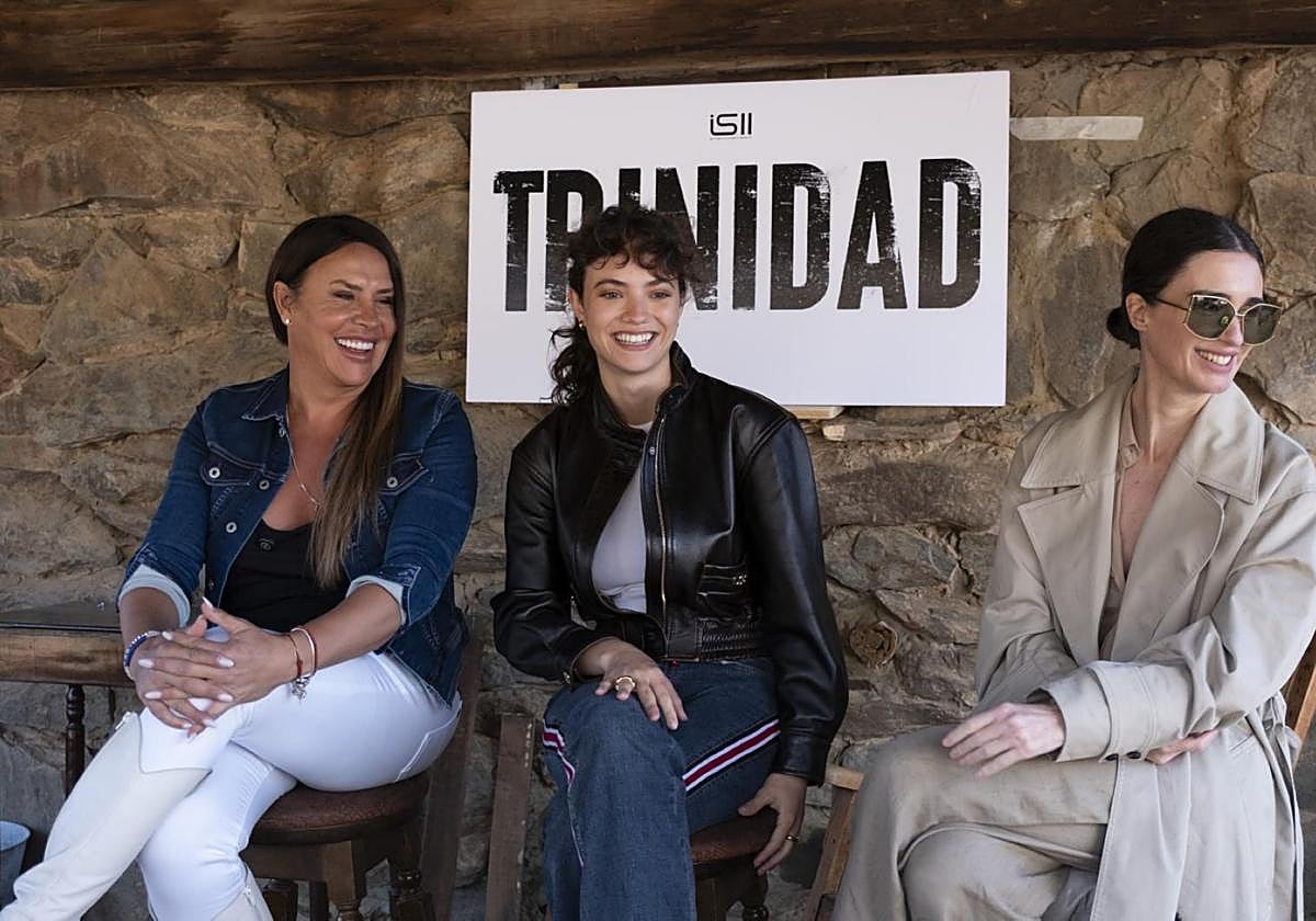 De izquierda a derecha, Karla Sofía Gascón, Gabriela Andrada y Paz Vega, en el Sioux City, durante el encuentro con la prensa.