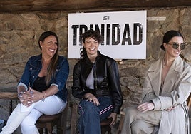 De izquierda a derecha, Karla Sofía Gascón, Gabriela Andrada y Paz Vega, en el Sioux City, durante el encuentro con la prensa.
