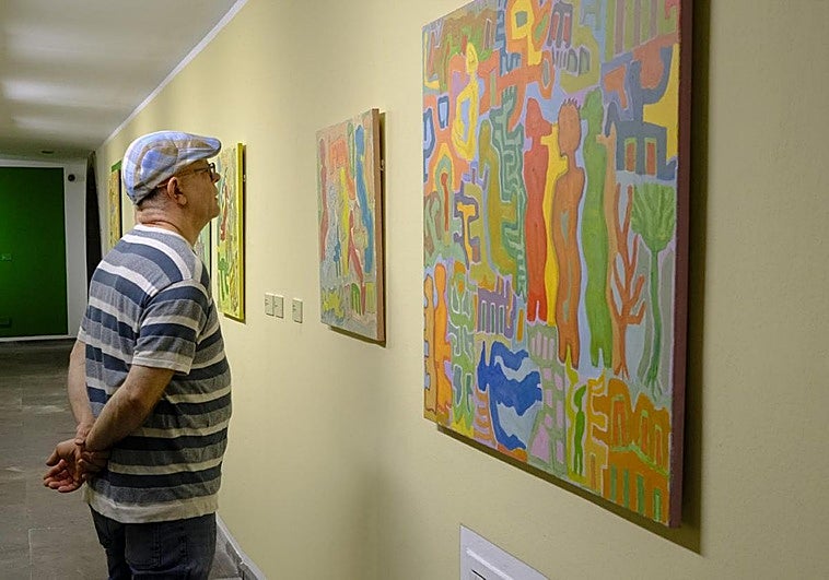 Uno de los asistentes a la inaguración de la muestra, ante las piezas de Paco Sánchez.