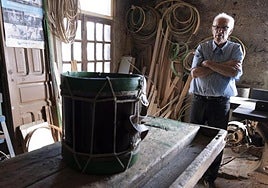 El artesano Dámaso Padrón, en su taller de El Pinar, donde construye tambores.