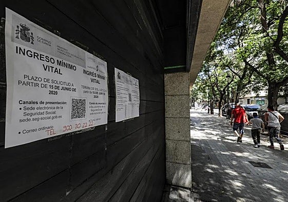 Imagen de archivo de un cartel en el que se indica cómo solicitar el Ingreso Mínimo Vital.