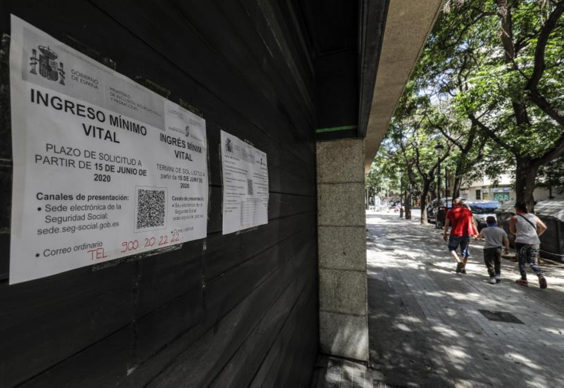 Imagen de archivo de un cartel en el que se indica cómo solicitar el Ingreso Mínimo Vital.