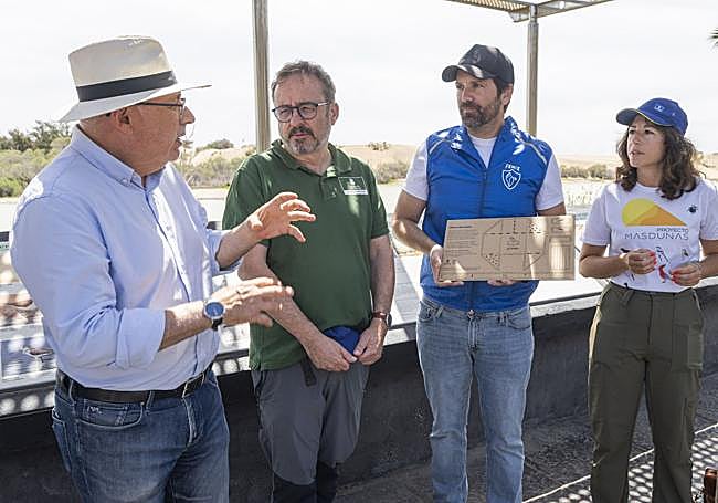 Antonio Morales, García Brink, Roberto Castro y Marta Martínez, en la visita a la Charca de Maspalomas.