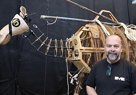 Eduardo Rodríguez, junto a Hanina, en la nave de unahoramenos.