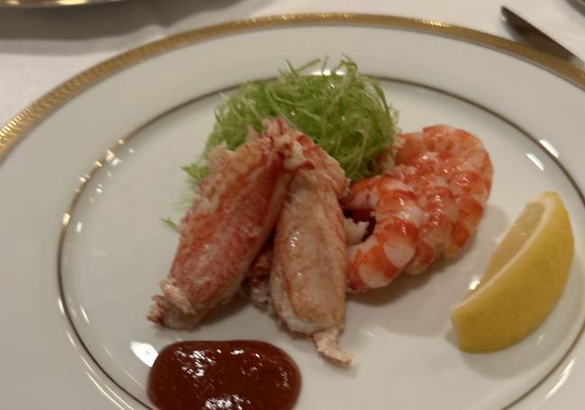 Los cocktails de cangrejos y gambas repartidos en dos platos
