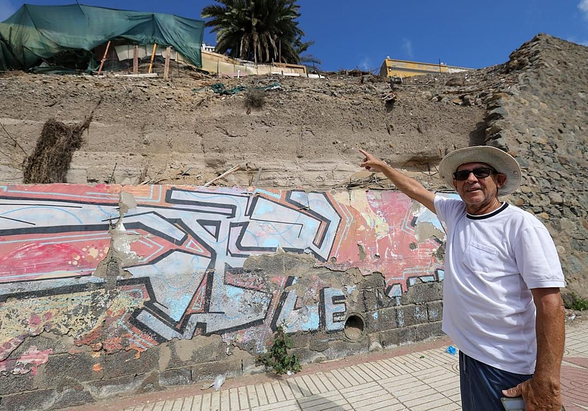 Severiano Vélez señala el muro que preocupa a los vecinos.