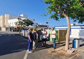 Los cuatro concejales del PP de La Oliva, en el punto limpio ubicado en pleno casco antiguo de Corralejo.