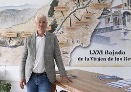 El presidente del Cabildo herreño, Alpidio Armas, en la oficina de información de la Bajada, que ha recibido 4.000 visitas en dos meses.