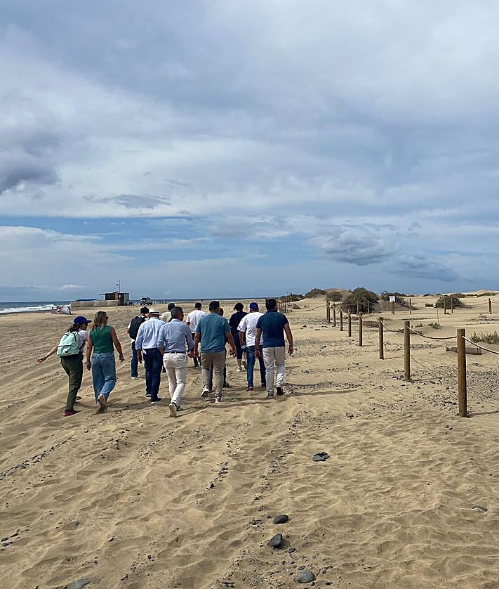 Imagen secundaria 2 - En la foto superior, el presidente del Cabildo planta uno de los balancones previstos para la demostración ante los medios de comunicación.