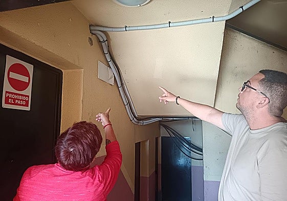 Conexiones eléctricas que tuvieron que hacer los vecinos debido a los cortocircuitos por las humedades.