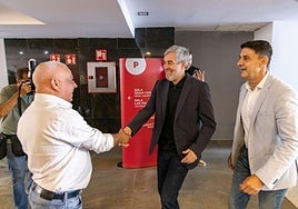 Manuel Navarro (i) saludando a Fernando Clavijo este viernes.