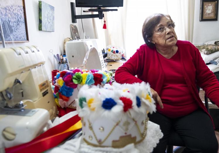 Dolores Castañeda, en su taller de Valverde, con un gorro de El Norte en primer plano.