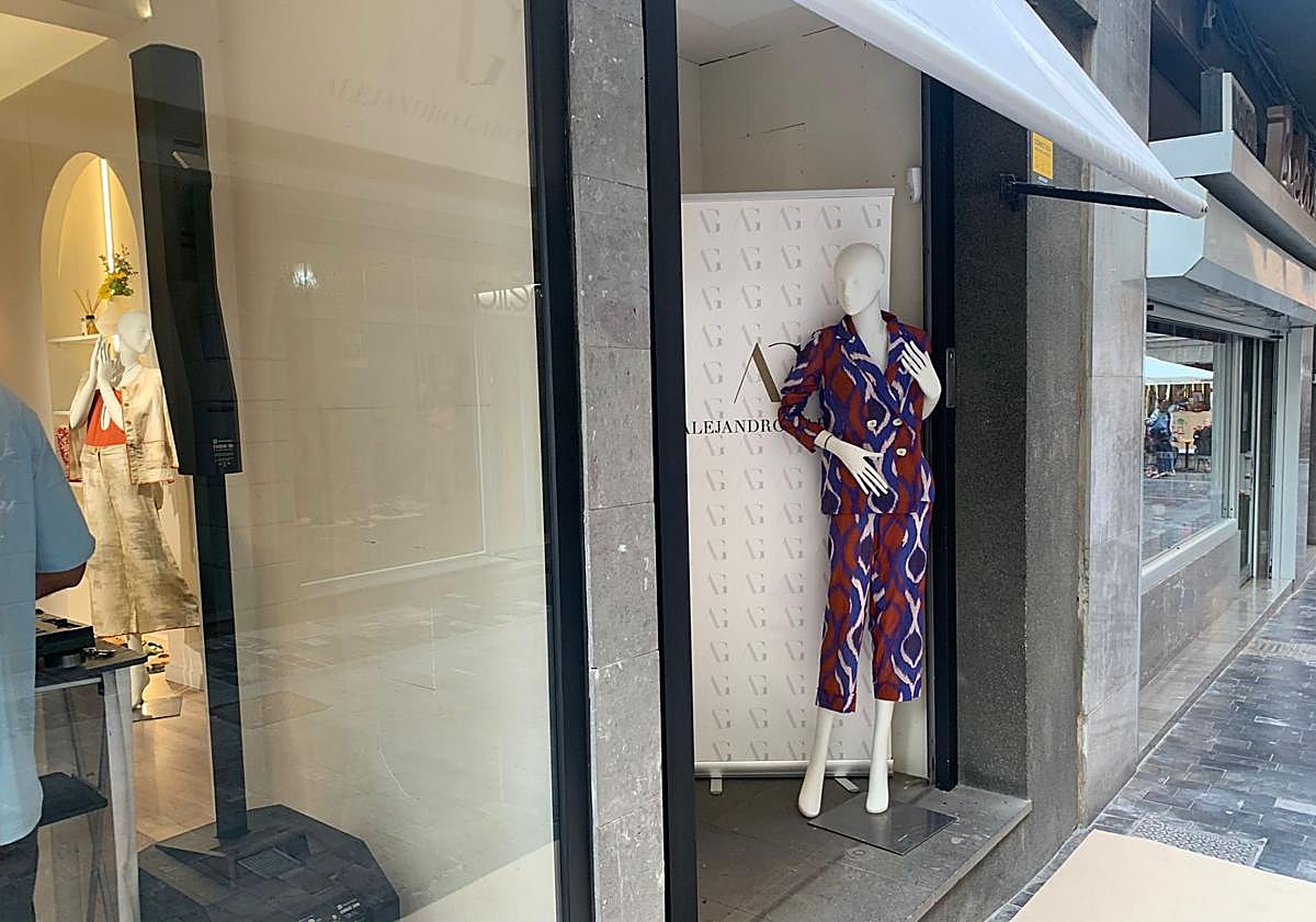 Imagen principal - La elegancia del verano aterriza en Alejandro Garcia Store