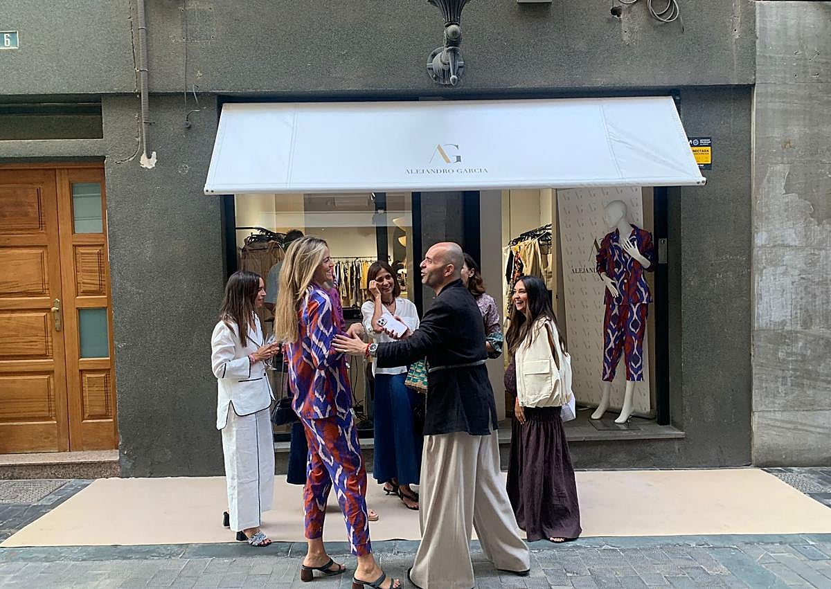 Imagen secundaria 1 - La elegancia del verano aterriza en Alejandro Garcia Store