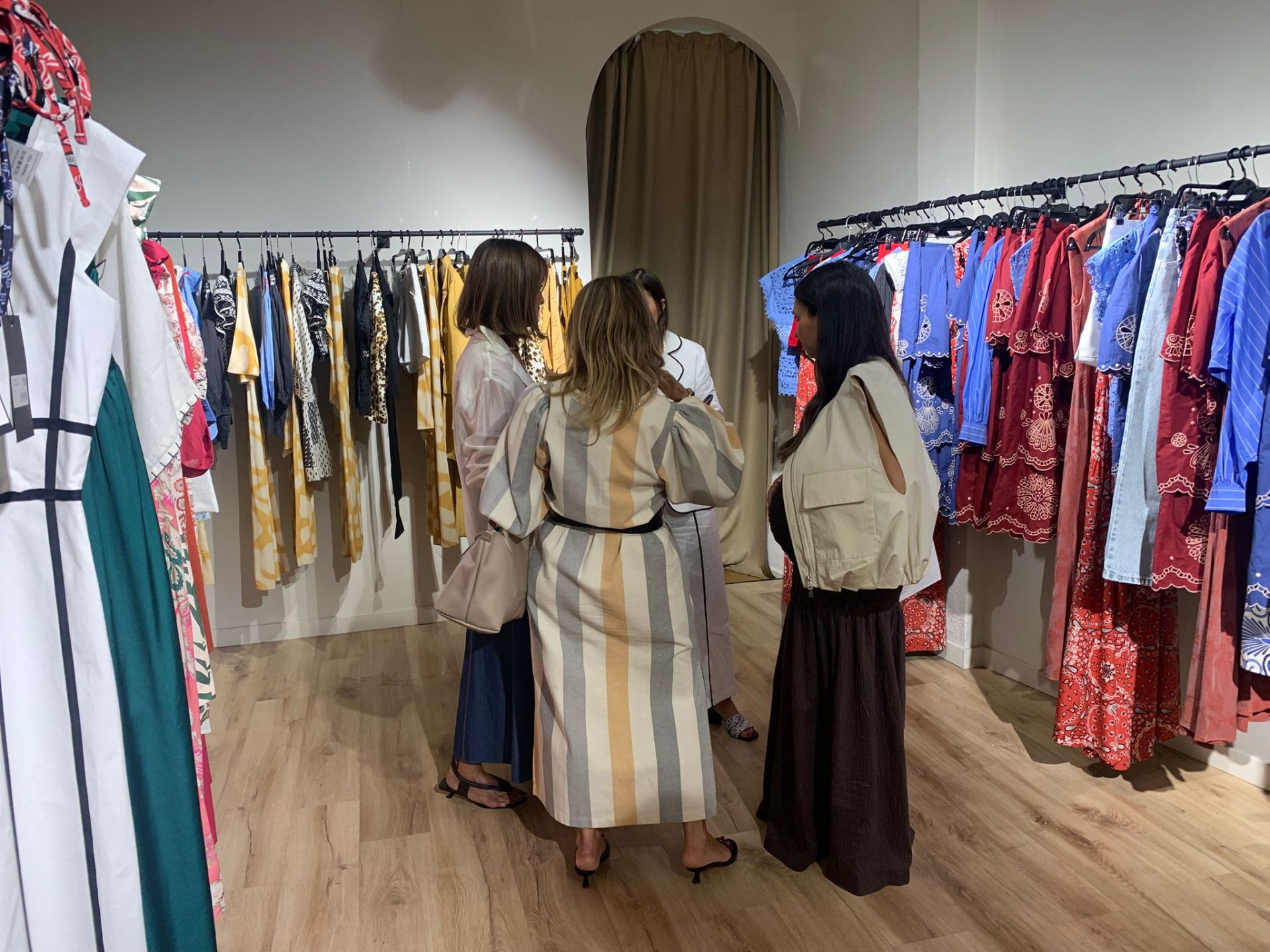 Imagen secundaria 2 - La elegancia del verano aterriza en Alejandro Garcia Store