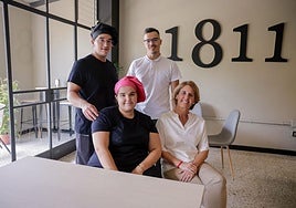 De pie, Sergio (cocinero) y Miguel Ángel (responsable de sala). Sentadas, Niurka (ayudante de cocina) y Blanca Pérez (propietaria).