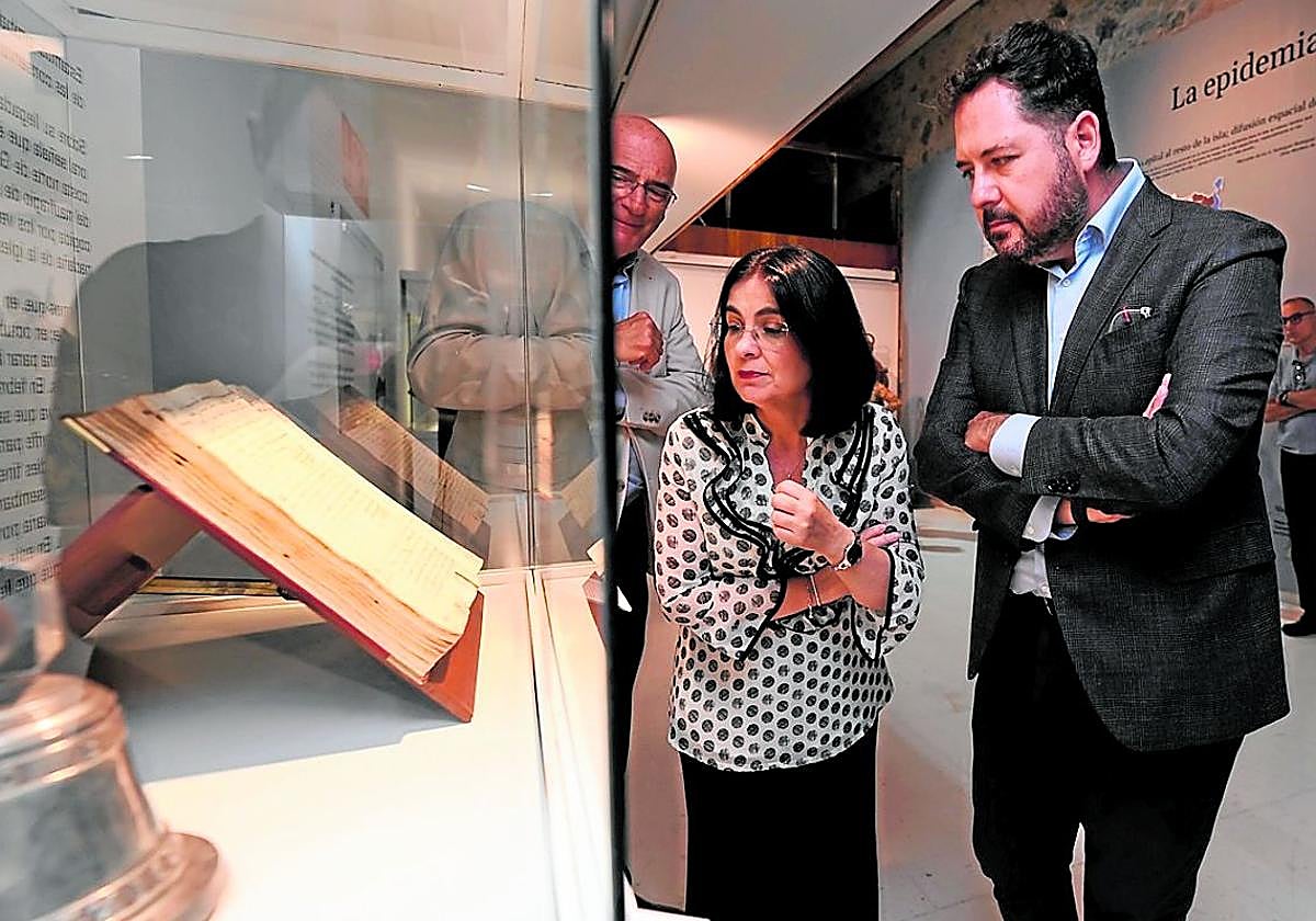 La alcaldesa, Carolina Darias, y el edil de Cultura, Josué Íñiguez, visitan la exposición sobre el cólera.