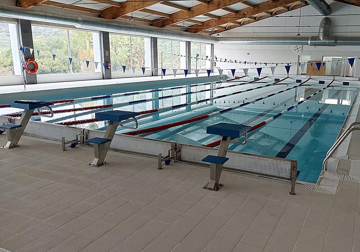 Interior de las instalaciones de la piscina municipal de Teror.