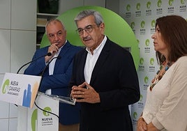 El portavoz de NC–BC, Luis Campos (i), su presidente, Román Rodríguez, y la vicepresidenta, Carmen Hernández.