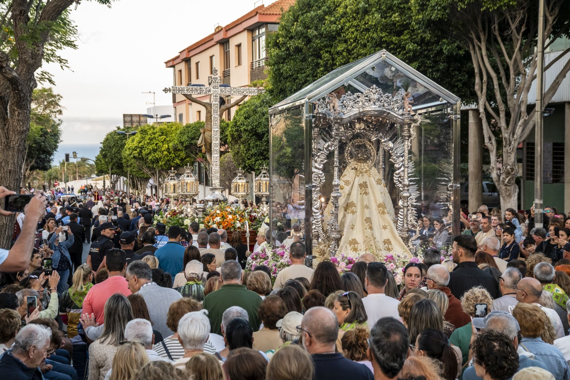 Bajada de la Virgen del Pino y el Cristo de San Juan de San Gregorio a la Iglesia de San Juan de Telde.