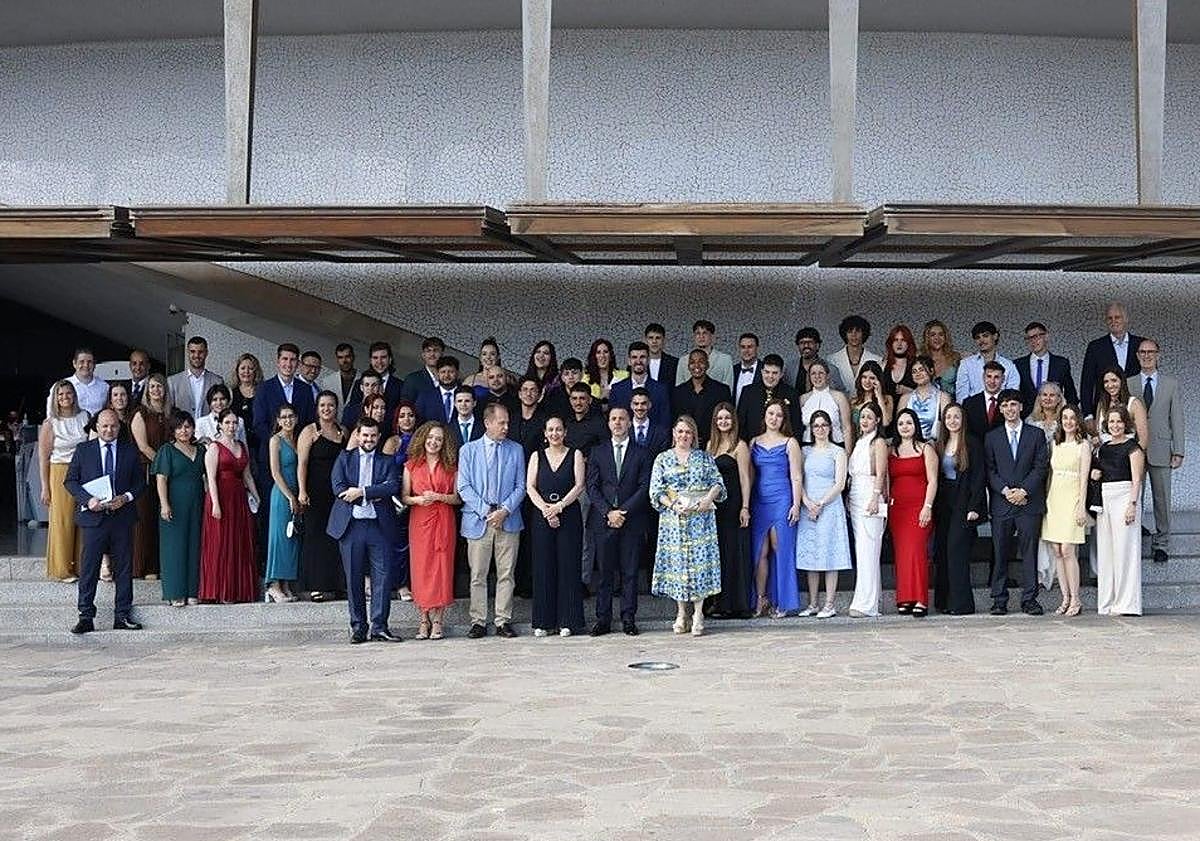 Imagen principal - Hoteles Escuela de Canarias celebra la graduación de 112 alumnos de hostelería, cocina y restauración