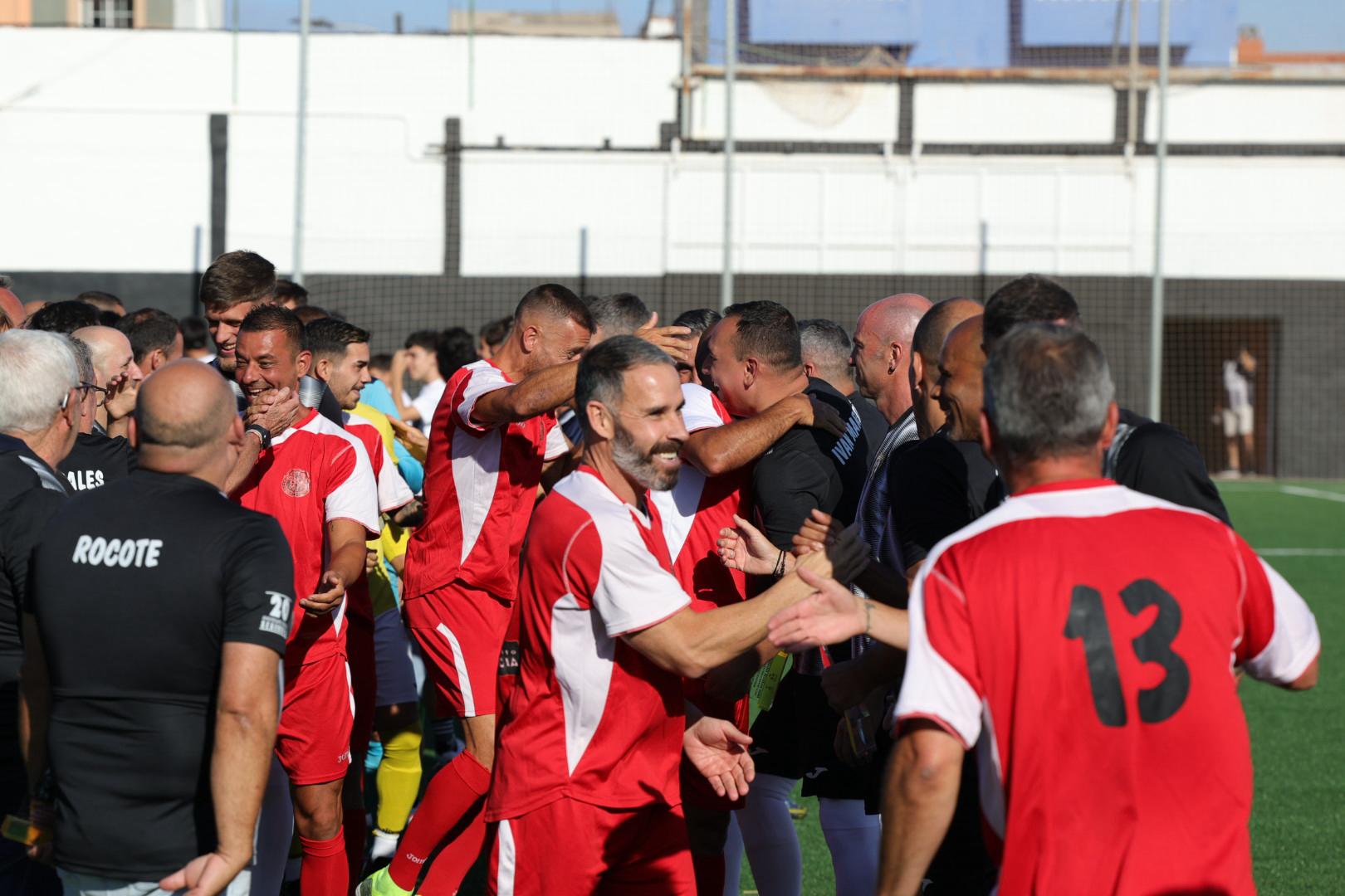 El tributo a los héroes del ascenso del Vecindario, en imágenes