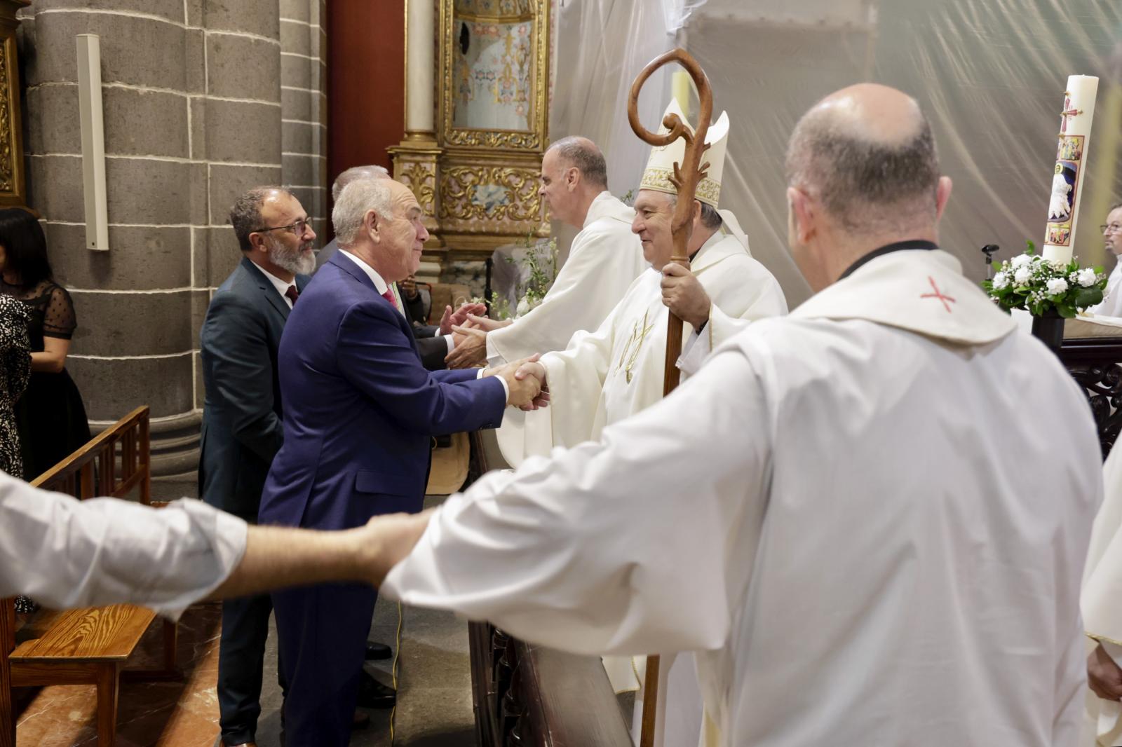 Alcaldes Teror y Santa Lucía con obispo. 
