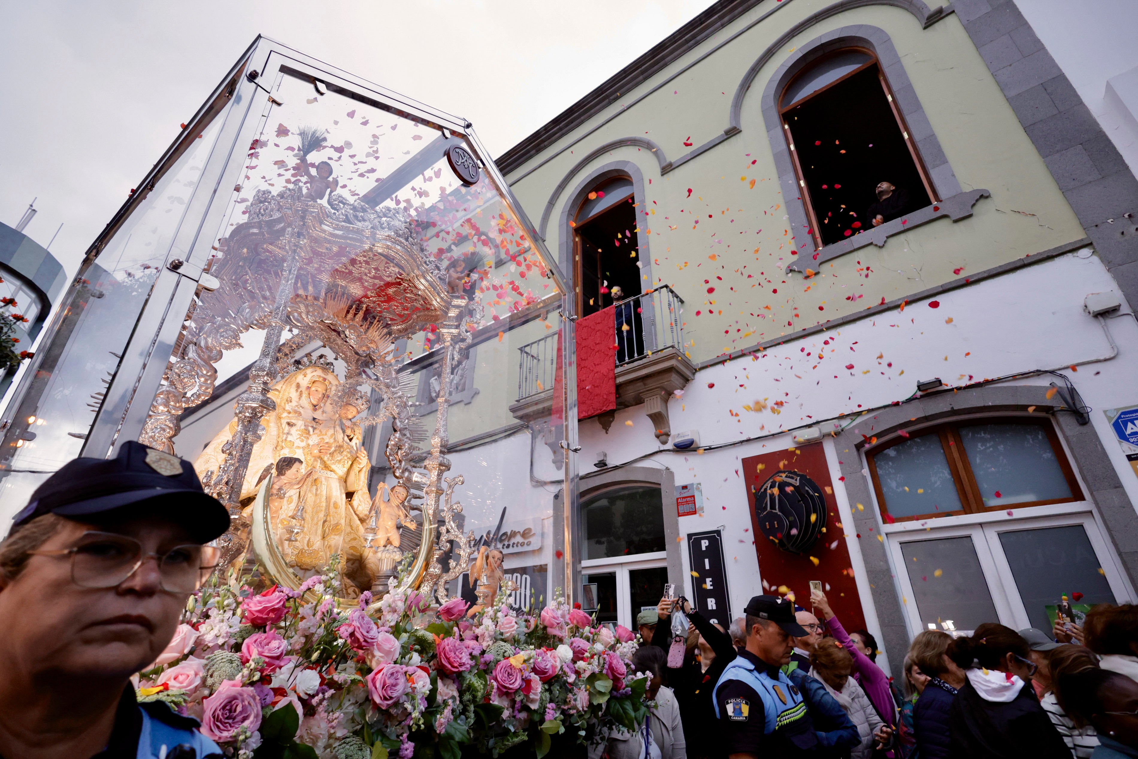 Los fieles la recibieron con pétalos
