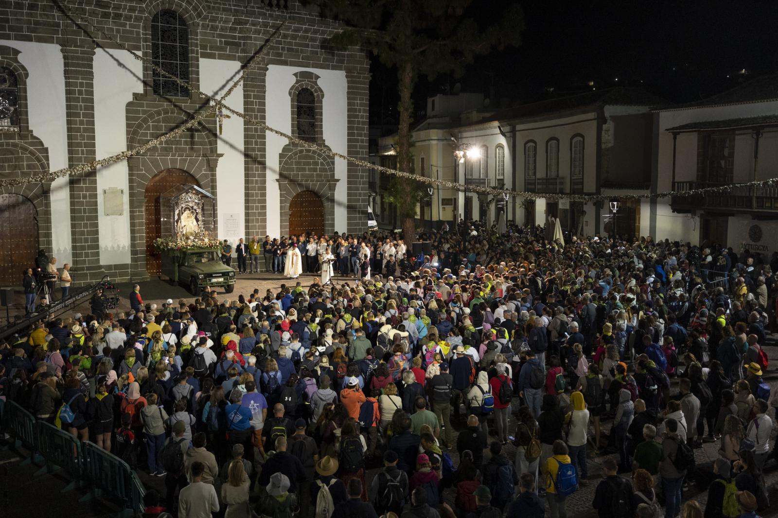 Así estaba la plaza para recibir a la Virgen en el momento de su salida de la basílica de Teror, en el inicio de su 52 bajada a la capital de la isla.